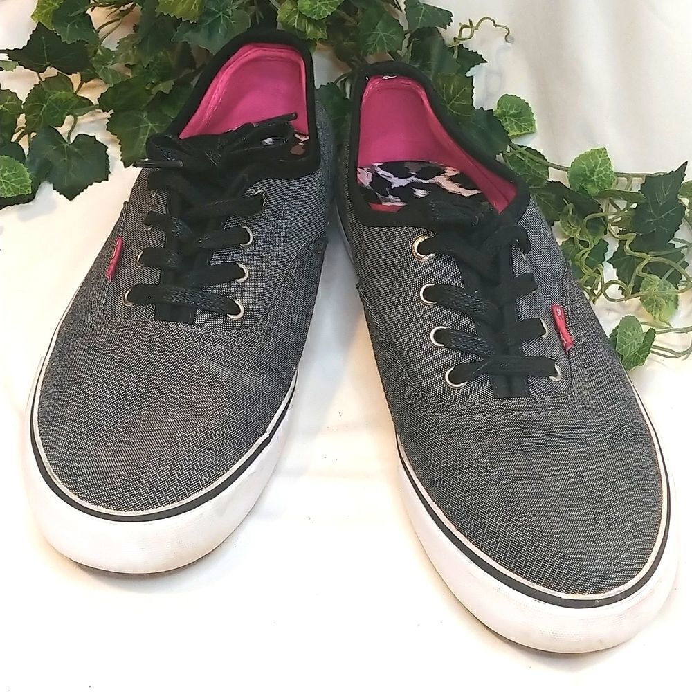Levi's. Women's Canvas shoes. Size 9. EUC